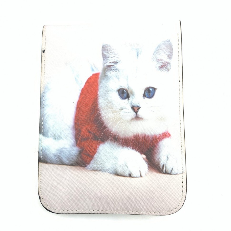 Сумка "Белый кот в красном свитере" бежевая, в комплекте с длинной бежевой ручкой.